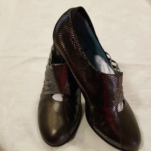 Stunning pair of thierry rabotin strappy 2" heel